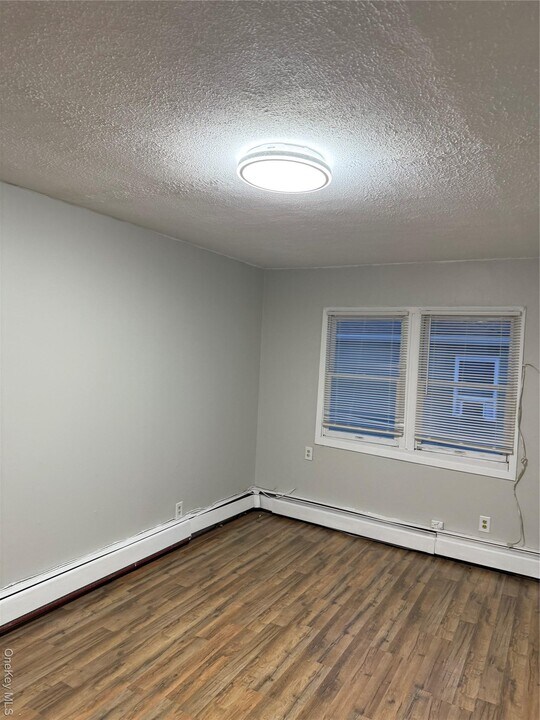 18 Leach St in Lynbrook, NY - Building Photo