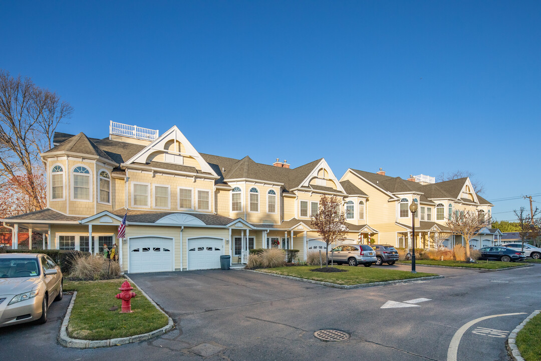 Bay Village in Patchogue, NY - Foto de edificio