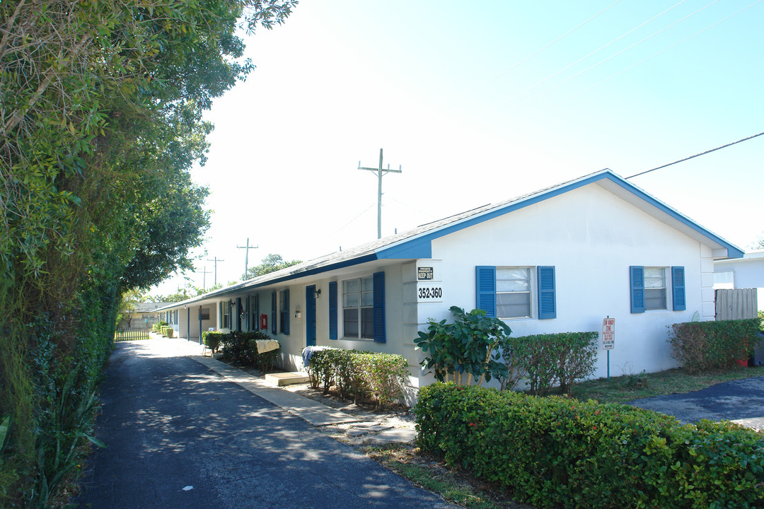 352 W Pine St in Lantana, FL - Building Photo