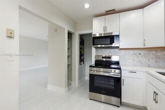 15391 S Dixie Hwy in Palmetto Bay, FL - Building Photo - Building Photo