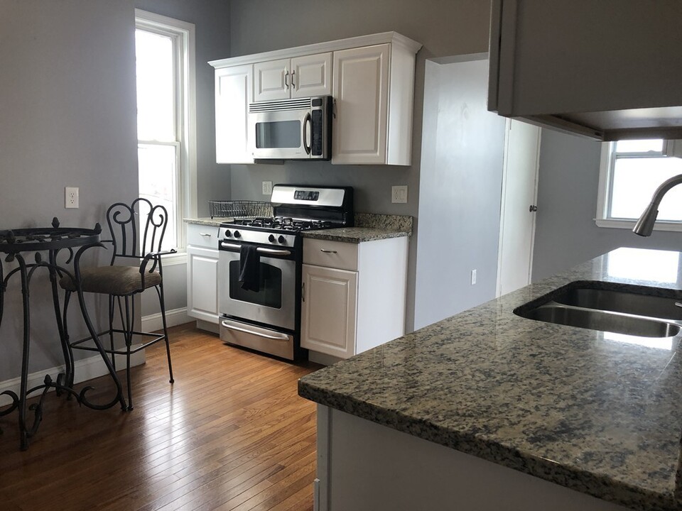 23 Alpine St, Unit 2 BED VERY CLEANNN in Boston, MA - Foto de edificio