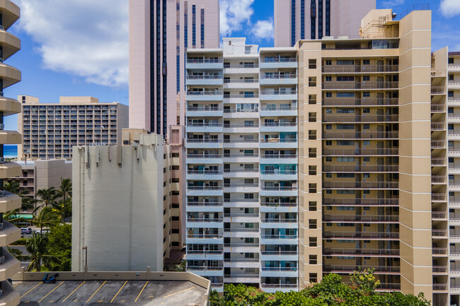 Big Surf Apartments in Honolulu, HI - Building Photo - Building Photo