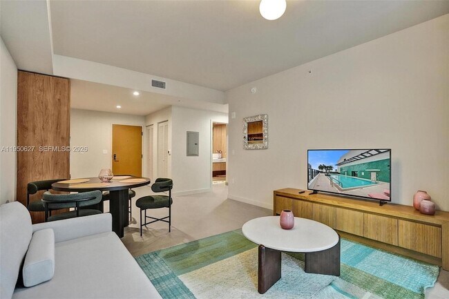 11 NE 6th St, Unit 712 in Miami, FL - Foto de edificio - Building Photo