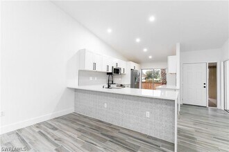 6499 Royal Woods Dr in Ft. Myers, FL - Building Photo - Building Photo