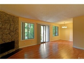 16310 NE 12th Ct in Bellevue, WA - Building Photo - Building Photo