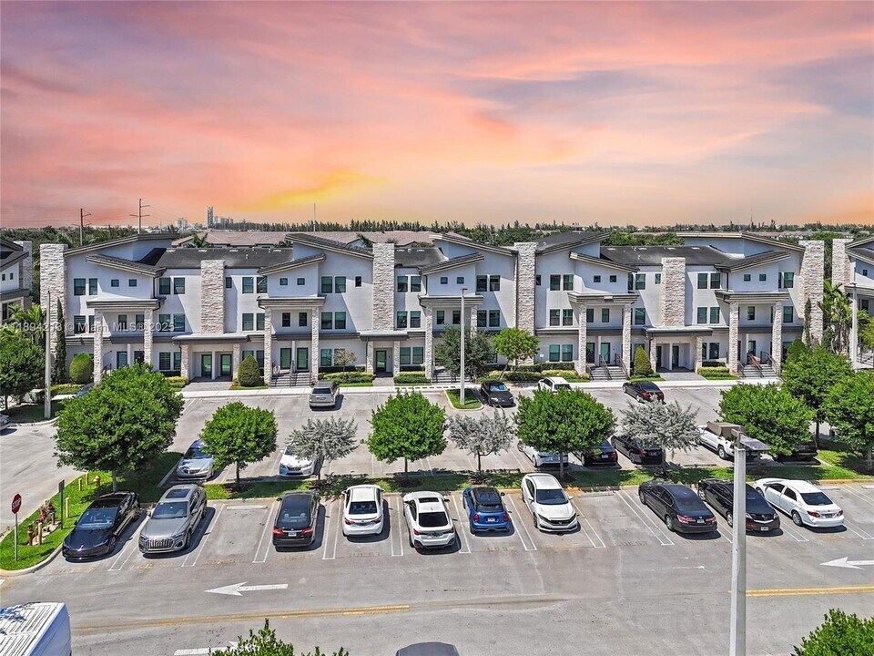 10455 NW 82nd St in Doral, FL - Building Photo