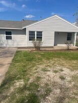 1005 Southampton Dr in Angleton, TX - Building Photo