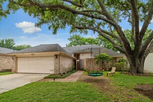 910 Coachlight Dr in Houston, TX - Building Photo
