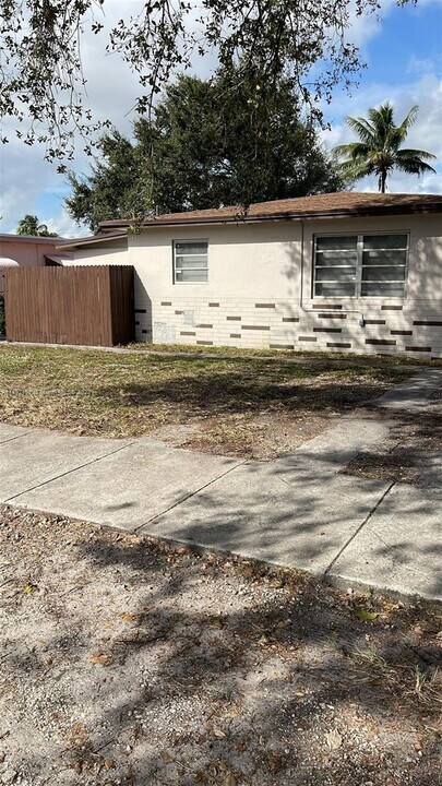 2833 NW 101st St-Unit -A in Miami, FL - Building Photo