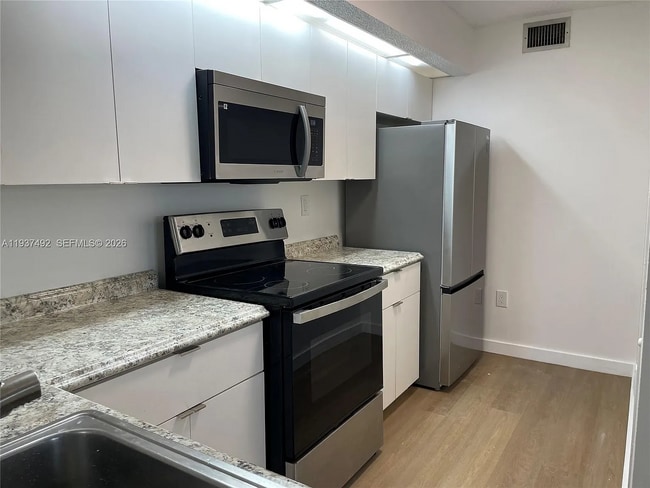 8650 SW 212th St, Unit 102 in Cutler Bay, FL - Foto de edificio - Building Photo