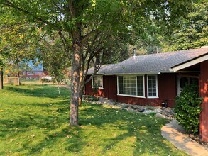 2410 Coachman Rd in Mariposa, CA - Foto de edificio - Building Photo