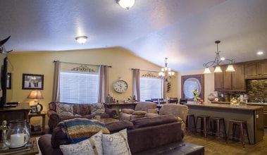 8921 Toloff St in Anchorage, AK - Foto de edificio - Building Photo