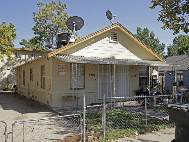 2390-2398 Oakmont St in Sacramento, CA - Foto de edificio - Building Photo