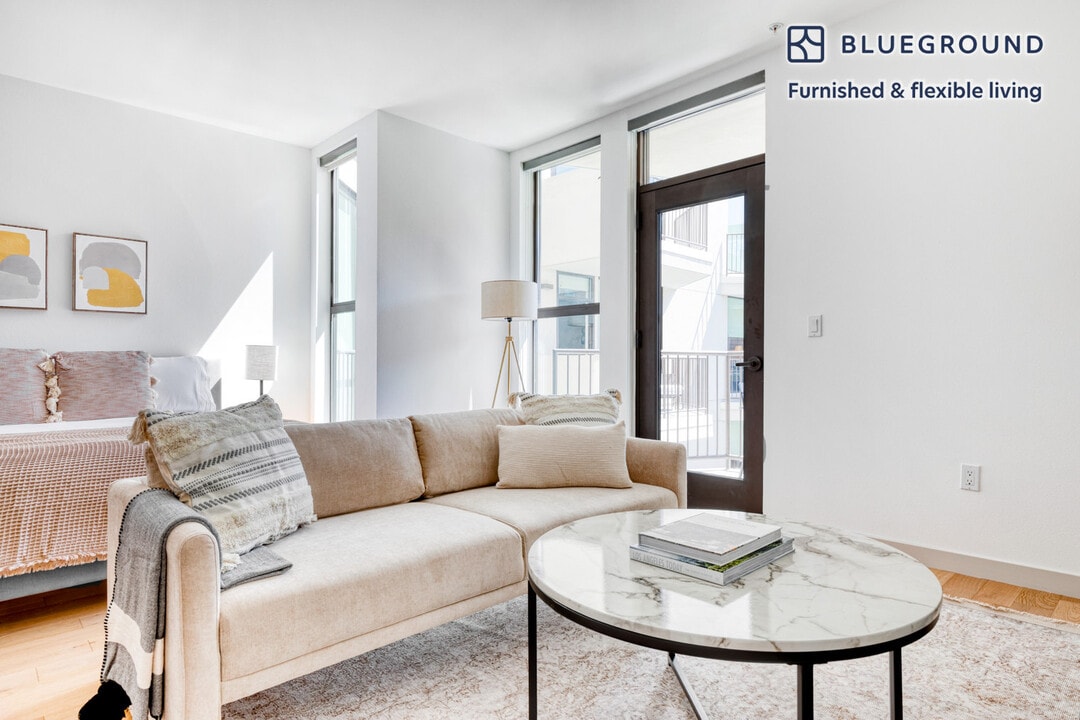 6200 Hollywood Blvd-Unit -FL5-ID687 in Los Angeles, CA - Building Photo