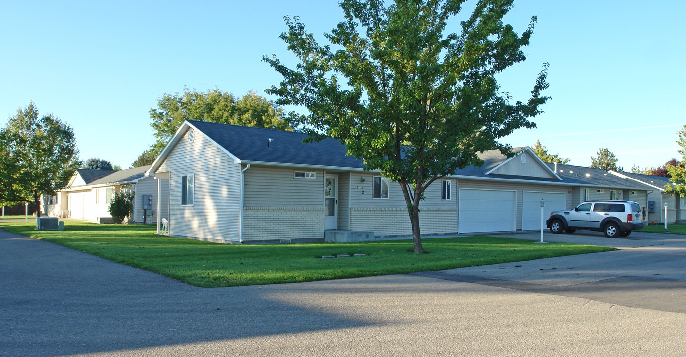 Meridian Court in Nampa, ID - Building Photo