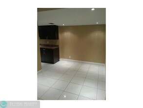 8002 NW 27th Pl in Sunrise, FL - Building Photo - Building Photo