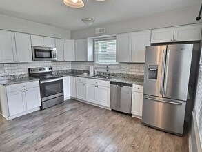 613 Folkstone Way in Virginia Beach, VA - Foto de edificio - Building Photo