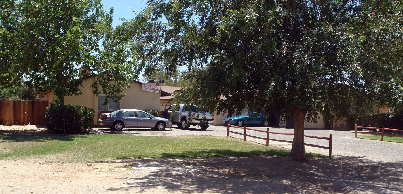 20365 Zuni Rd in Apple Valley, CA - Foto de edificio