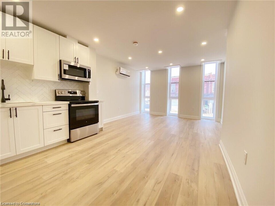 588 Barton St E in Hamilton, ON - Building Photo