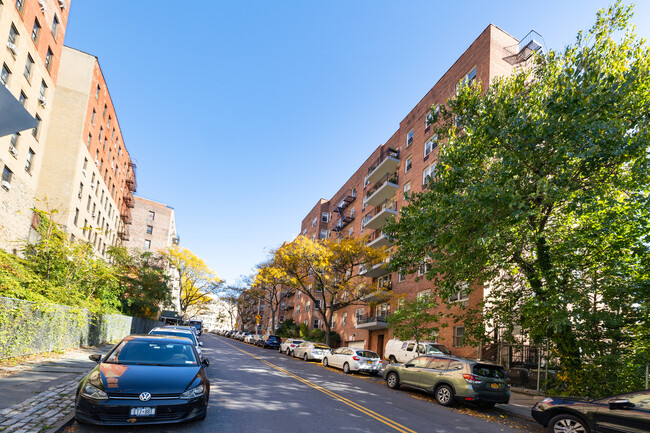 Overlook Towers in New York, NY - Building Photo - Building Photo