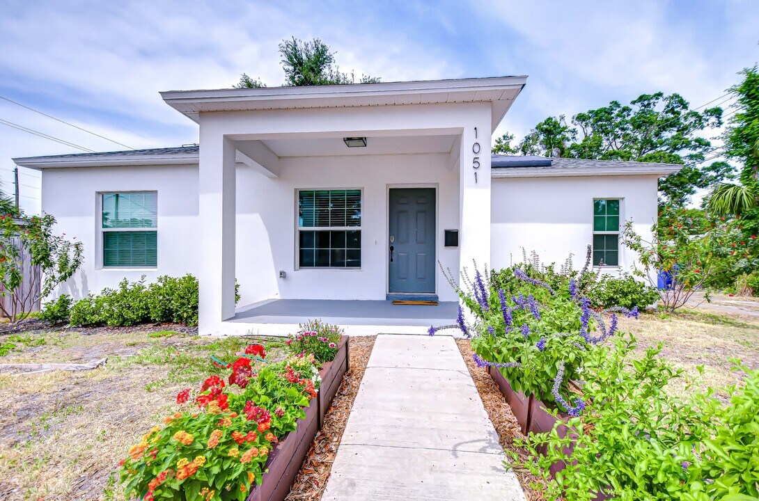 1051 44th St S in St. Petersburg, FL - Building Photo