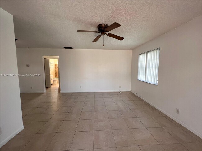 410 SE 4th Ave in Hallandale Beach, FL - Building Photo - Building Photo