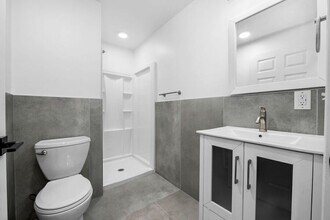 2151 Colerain Ave in Cincinnati, OH - Foto de edificio - Building Photo