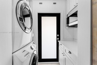 6901 Edgewater Dr in Coral Gables, FL - Building Photo - Building Photo