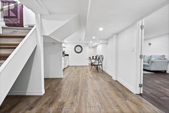 8235 Paddock Trail Dr in Niagara Falls, ON - Building Photo - Building Photo