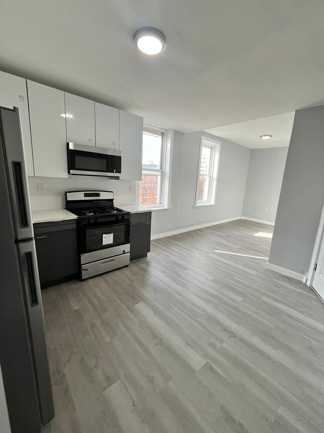 682 Broadway, Unit 3 in Bayonne, NJ - Building Photo - Building Photo
