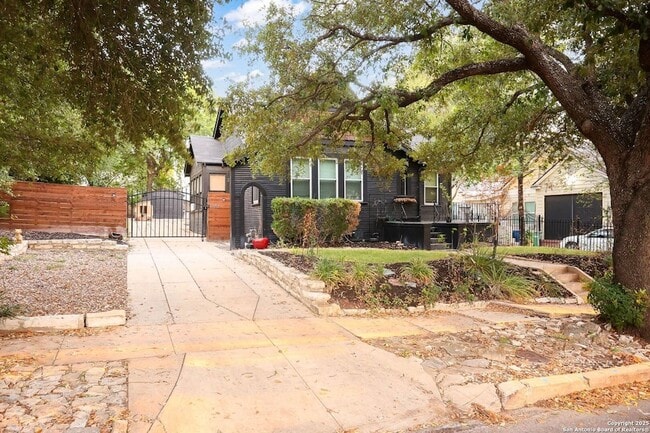 418 W Rosewood Ave in San Antonio, TX - Building Photo - Building Photo