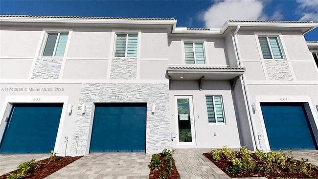 659 SE 13th St Cir in Homestead, FL - Foto de edificio - Building Photo