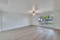 MODERN UPTOWN APARTMENTS in Phoenix, AZ - Building Photo - Building Photo