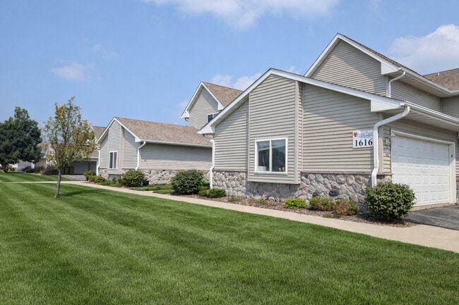 Prairie Fields Apartments in Delavan, WI - Foto de edificio - Building Photo