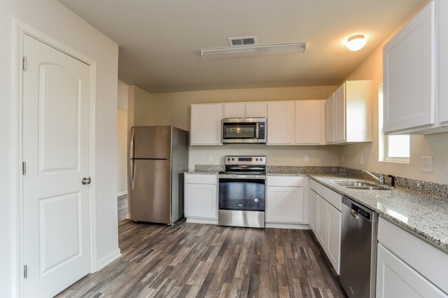 4037 Lake Russell Dr in Florence, SC - Building Photo - Building Photo