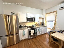 206 Hanover St in Boston, MA - Building Photo