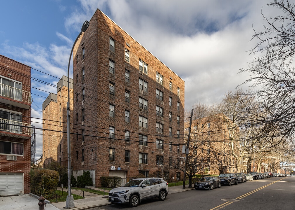 140-33 34th Ave in Flushing, NY - Building Photo
