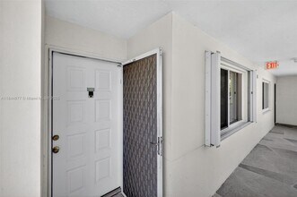 7214 S Devon Dr in Tamarac, FL - Building Photo - Building Photo