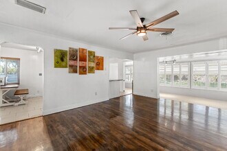 230 42nd St N in St. Petersburg, FL - Foto de edificio - Building Photo