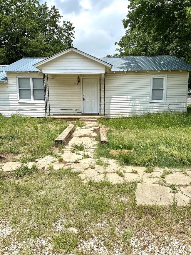 property at 912 W Vinita Ave