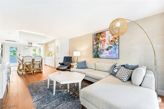 250 7th Ave S in Naples, FL - Foto de edificio - Building Photo