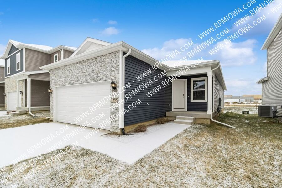 1227 NW Williamsburg Ln in Waukee, IA - Building Photo