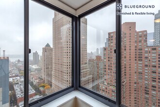 235 W 48th St in New York, NY - Building Photo - Building Photo