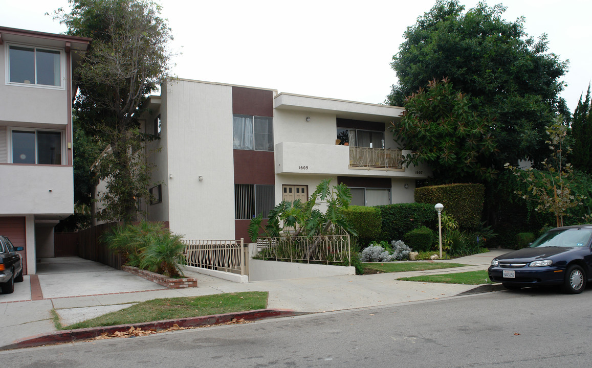 1609 Greenfield Ave in Los Angeles, CA - Building Photo