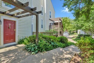 10070 Oakton Terrace Rd in Oakton, VA - Building Photo