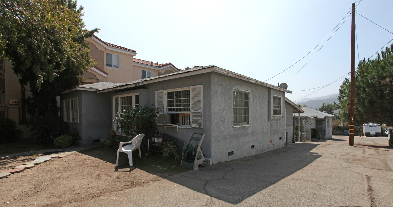 2528-2532 Montrose Ave in Montrose, CA - Building Photo