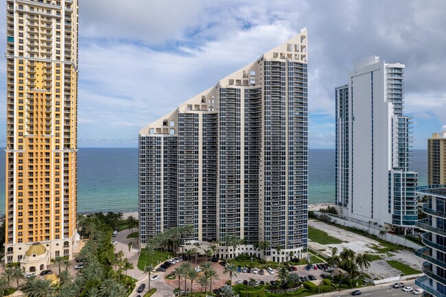 The Pinnacle in Sunny Isles Beach, FL - Building Photo - Building Photo