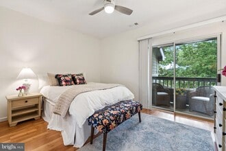 13085 Autumn Woods Way, Unit 305 in Fairfax, VA - Building Photo - Building Photo