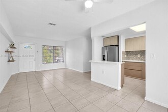1050 NE 156th St in North Miami Beach, FL - Foto de edificio - Building Photo