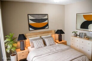 Sunview Manor in Calgary, AB - Building Photo